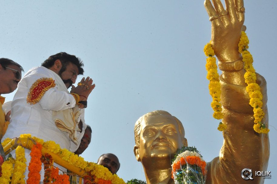 Gautamiputra-Satakarni-Team-at-Karimnagar